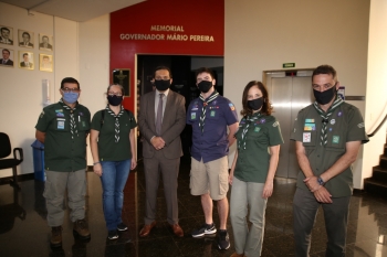 Vereador Olavo (ao centro) com os membros do grupo Aldeia Verde