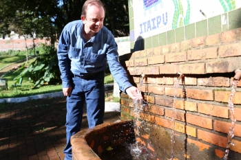 Dal Molin vistoria a fonte da Praça do Mosaico, uma das que está imprópria para consumo e não tem placa