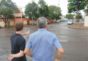 O vereador e o engenheiro da Cettrans verificam a área|Mudança contempla pedido dos usuários e setor produtivo estabelecidos naquele trecho
