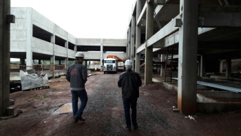 Vereador visita escola com obras paralisadas