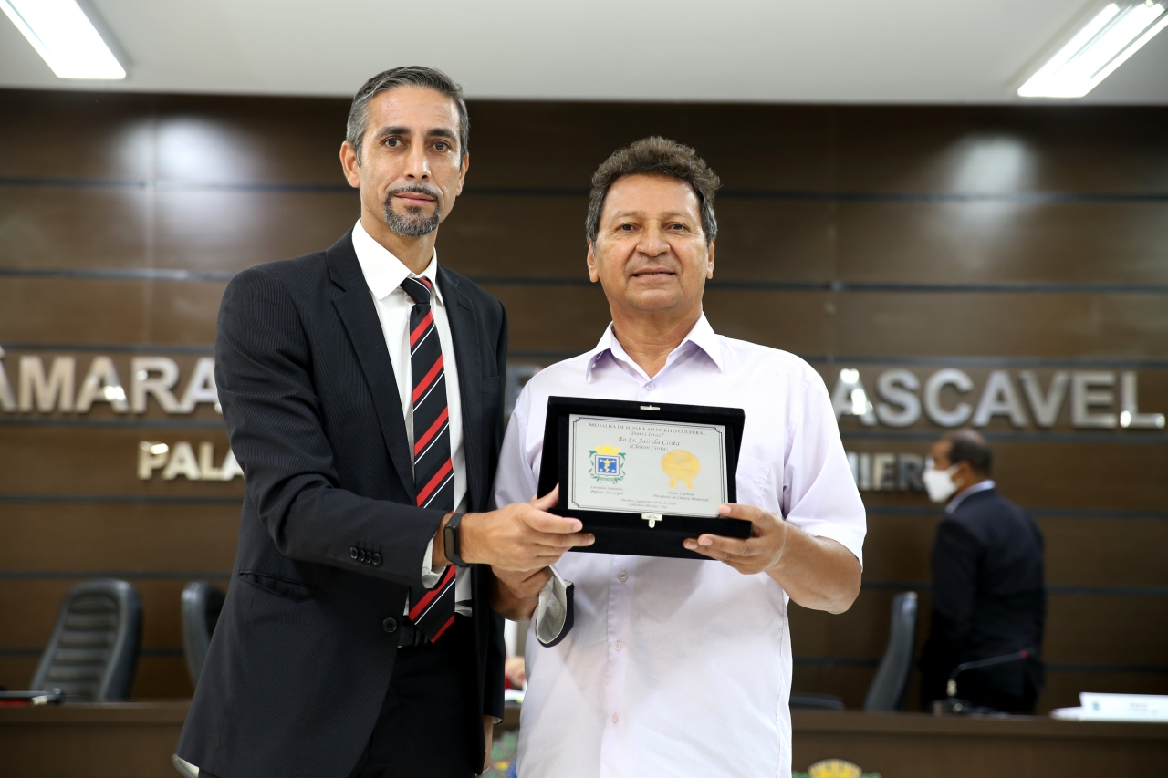 Cleiton Costa recebeu da Câmara de Vereadores, sua Medalha de Honra ao Mérito Cultural Darci Israel pelo conjunto de suas atuações na vida cultural de Cascavel.