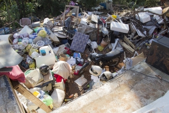 terreno lotado de móveis, entulho e lixo doméstico|Lixo jogado na rua ao lado da lixeira|lixo jogado em lote baldio