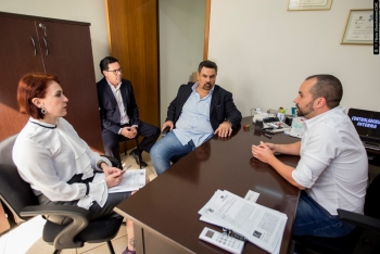 O controlador da Câmara, Maycon Pimentel da Cruz (dir.), detalha o funcionamento da Controladoria ao promotor Livianu