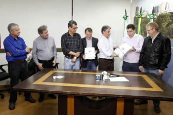 Assinatura do contrato aconteceu no gabinete do prefeito Edgar Bueno