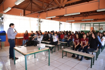 O presidente fala aos estudantes do Santa Cruz durante sua participação no evento organizado pela Escola do Legislativo
