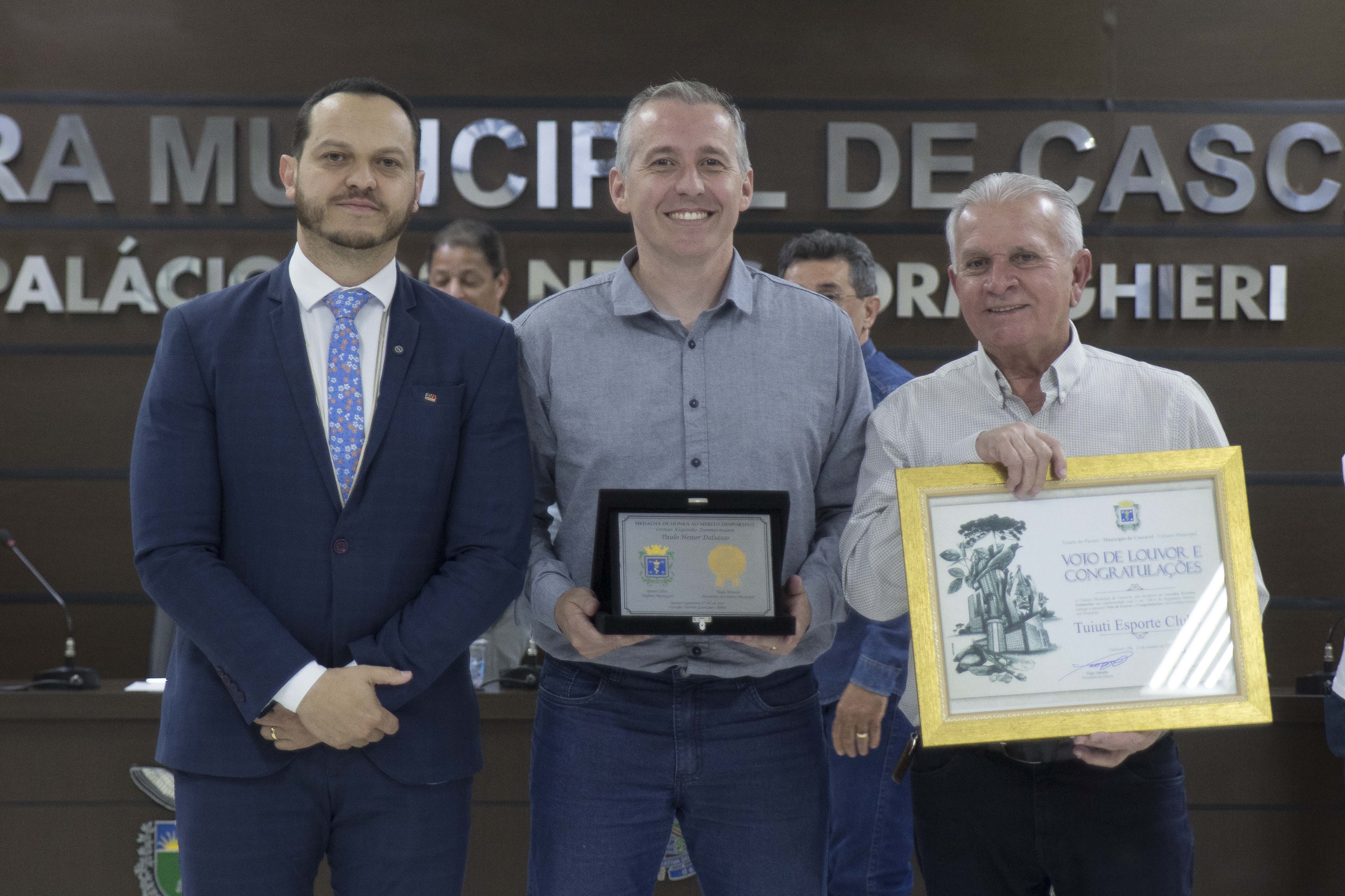 Da esq. para dir., o vereador Everton Guimarães, o técnico Paulo Dalsasso e o tesoureiro Carlos Amorim, representando o Tuiuti