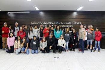 Estudantes do projeto Futuro Integral no plenário da Câmara Municipal de Cascavel