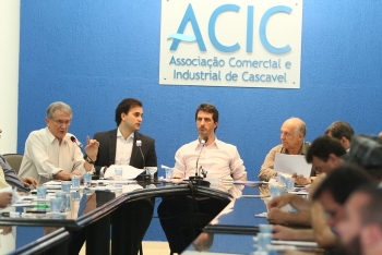 Luiz Frare (à esquerda) detalhou seu projeto na reunião da Associação Comercial e Industrial