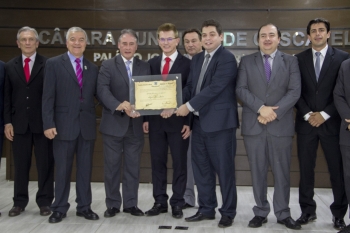 Sessão Solene aconteceu na noite de sexta-feira|Sérgio Kreuz com o prefeito e com o presidente da Câmara