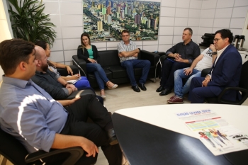 Comitiva de Corbélia expõe a Alécio Espínola os planos para a Câmara Jovem da cidade vizinha