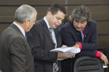 Gugu Bueno (centro) incluiu votação do projeto na sessão de segunda-feira