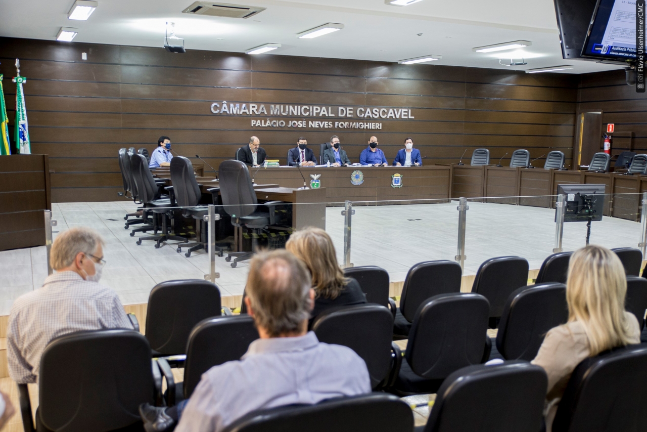 Vereadores da Comissão de Finanças e o presidente da Câmara (na mesa) acompanham apresentação do diretor Galavotti (2º a partir da esquerda) e do gerente Valcir (1º à esquerda)