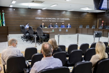 Vereadores da Comissão de Finanças e o presidente da Câmara (na mesa) acompanham apresentação do diretor Galavotti (2º a partir da esquerda) e do gerente Valcir (1º à esquerda)