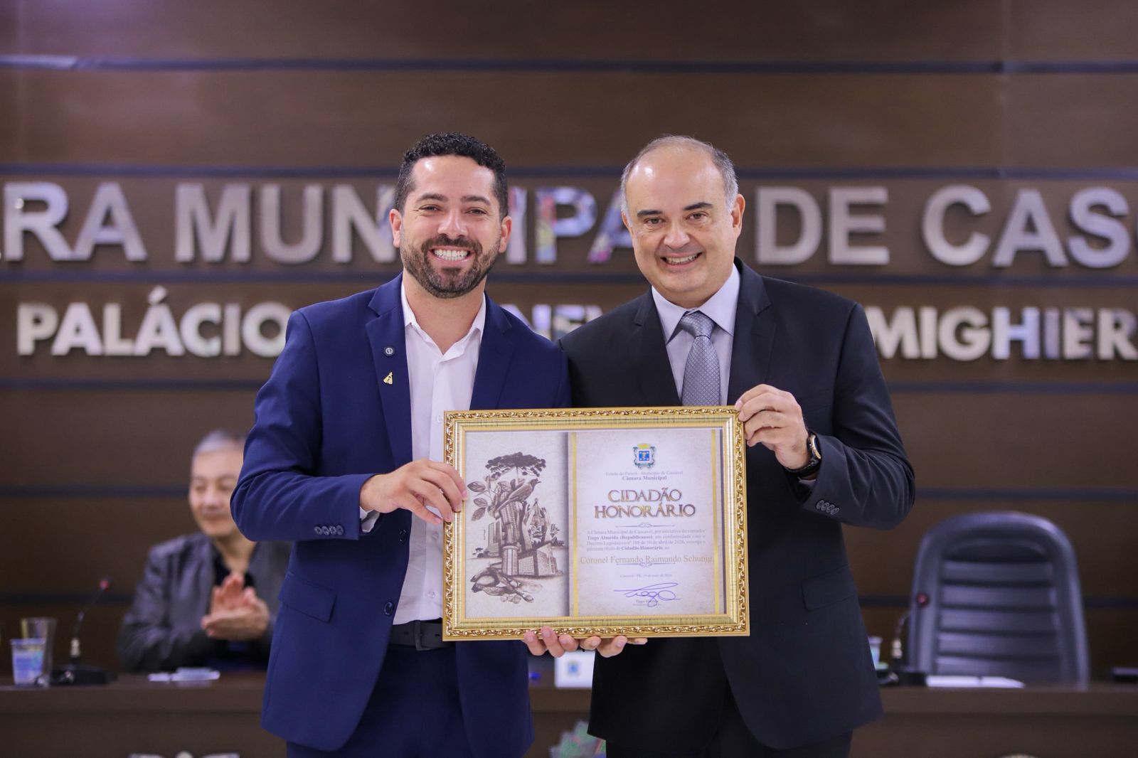 O presidente Tiago Almeida fez a entrega do título ao novo cidadão cascavelense, coronel Fernando Schunig