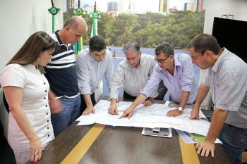 Gugu Bueno com o prefeito e secretários municipais