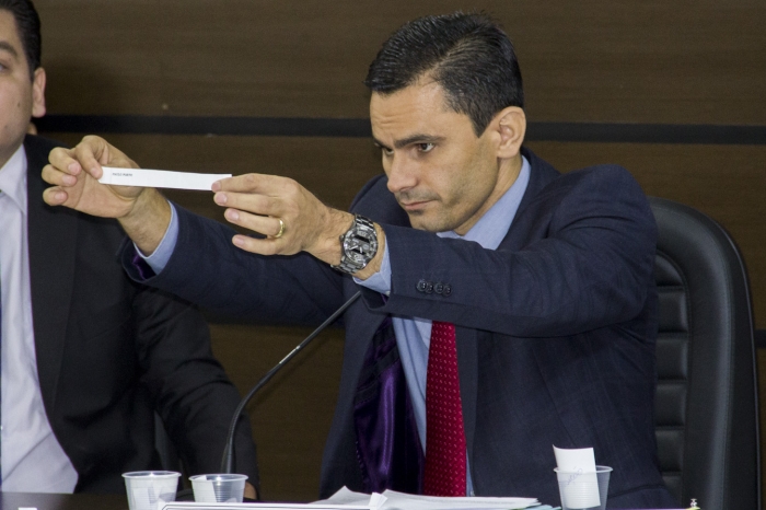 Presidente apresenta nomes para votação