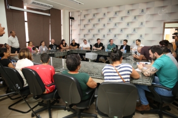 Moradores questionaram a eficiência dos canais de atendimento da construtora e da Caixa Econômica; Comissão vai intermediar