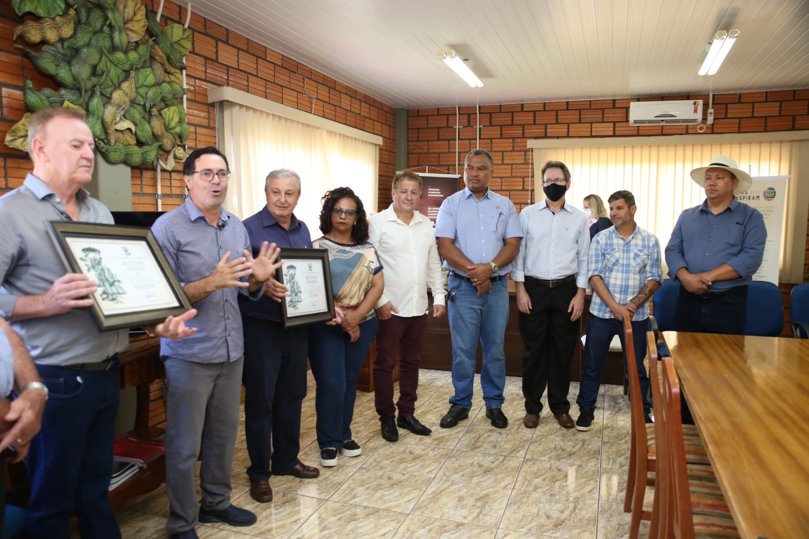 Presidente Alécio Espínola fala na entrega da homenagem a Rogério Rizzardi e Dilvo Grolli (1º e 3º à partir da esq.), na administração do Show Rural