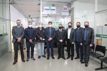 Mazutti (3º da direita para a esquerda), com Paranhos (centro) na inauguração do novo escritório da Jucepar