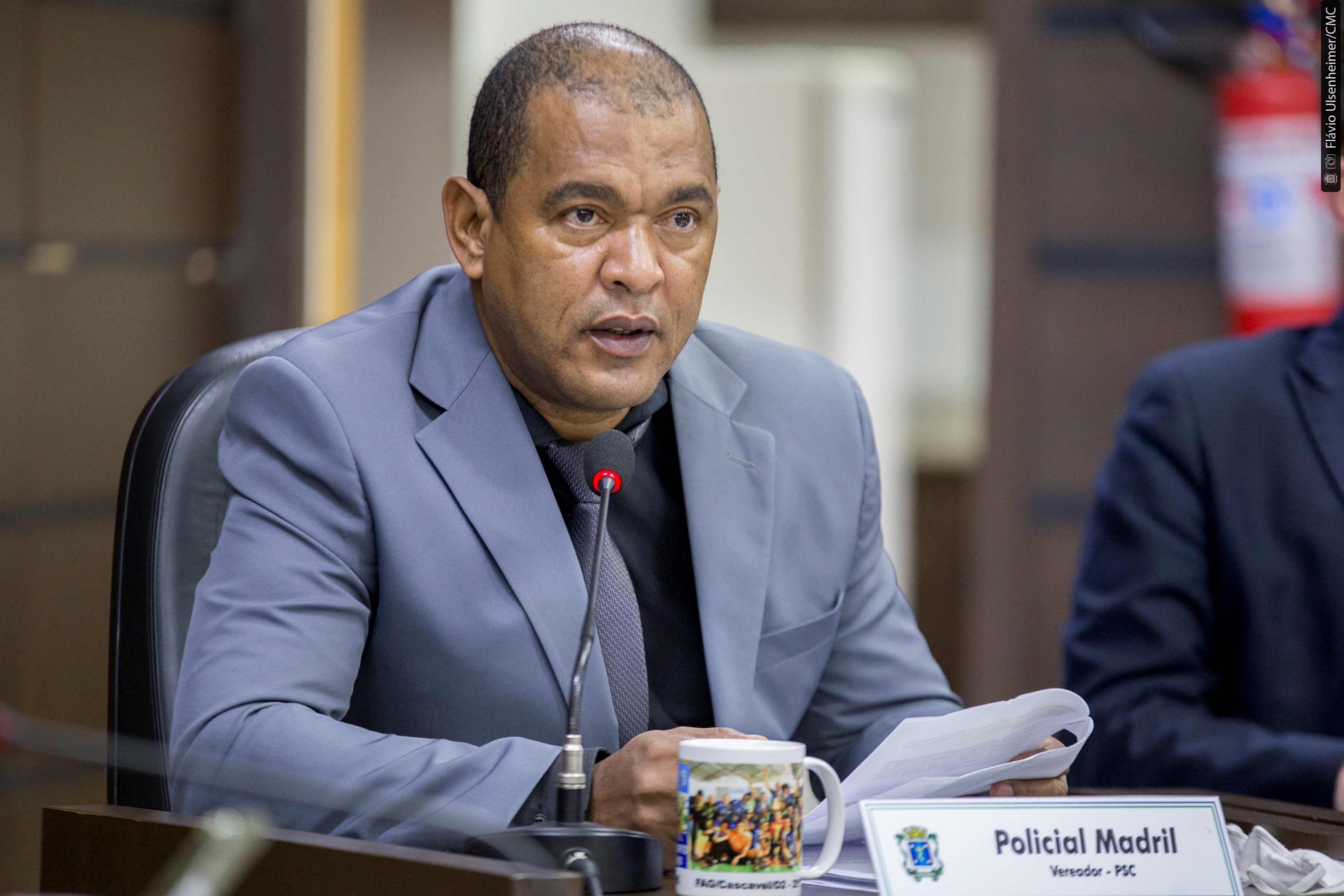 Policial Madril está preocupado que informações equivocadas possam atrapalhar a vacinação