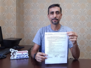 Carlinhos exibe o decreto da Prefeitura, que institui a comissão