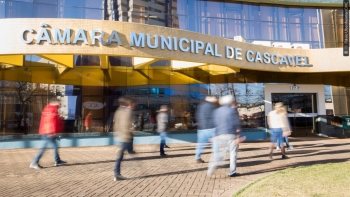 Por lei, servidores comissionados devem possuir o ensino médio completo