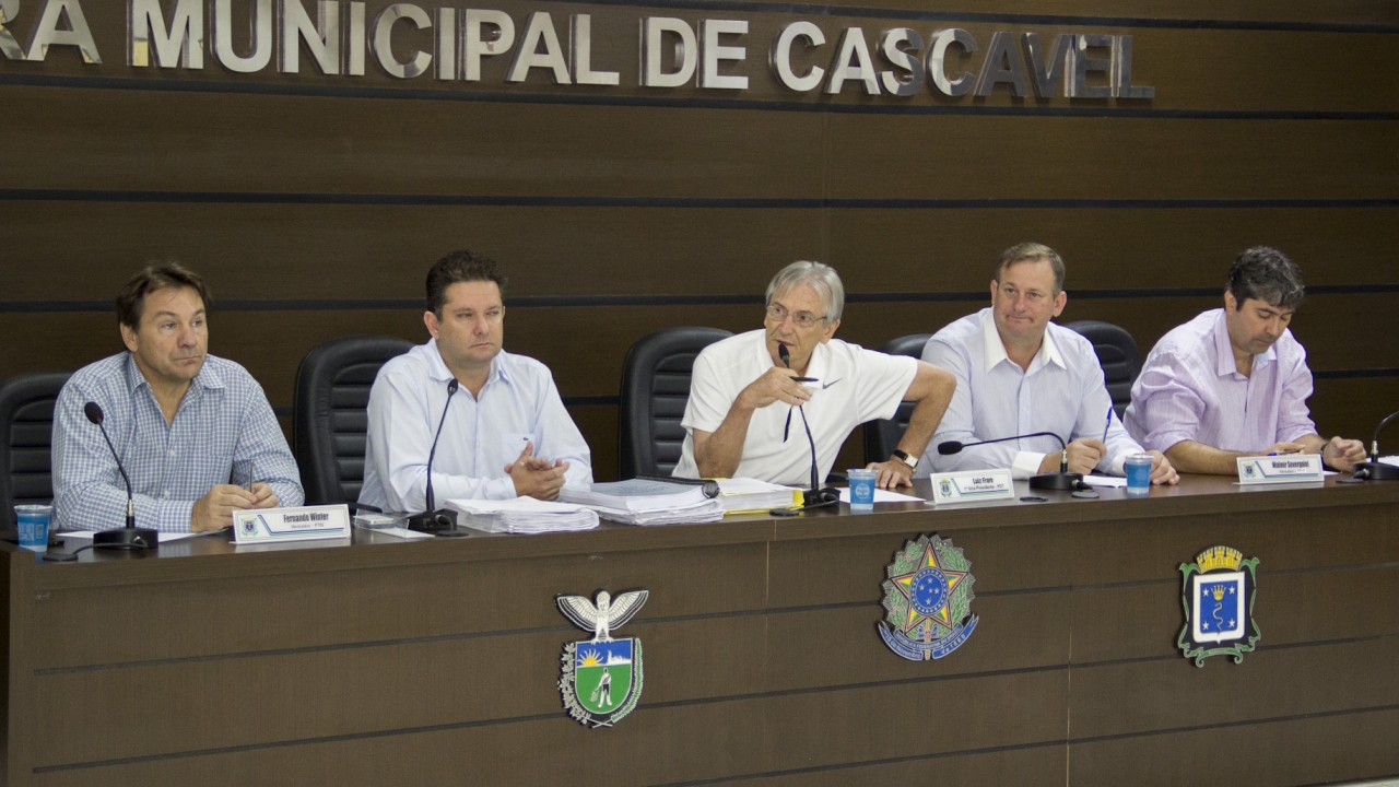 Secretário Alessandro Lopes esclareceu dúvidas dos vereadores|Técnicos que compõem a Comissão de Avaliação do município