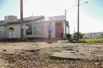 Problema é comum em vários loteamentos da cidade|Severgnini: "o sonho do asfalto se transforma no pesadelo do buraco"