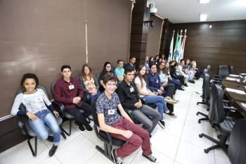 Vereadores jovens aguardam no Plenário o início da sessão ordinária desta segunda-feira