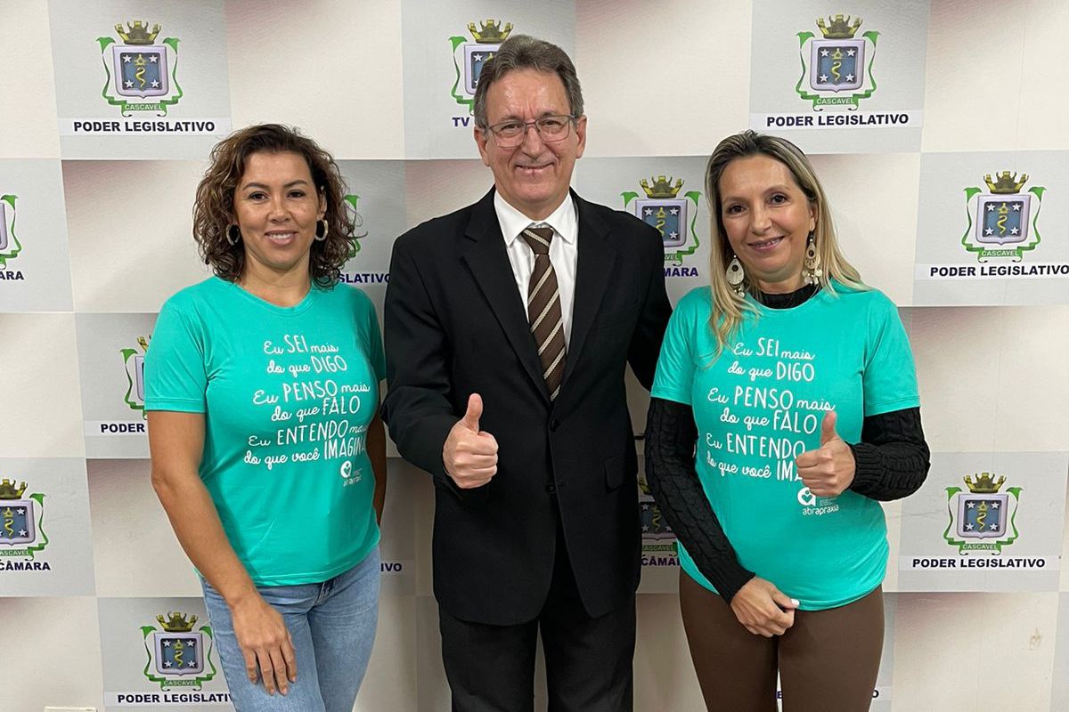 Mazutti recebeu, no dia da primeira votação, a visita das fonoaudiólogas Jocemara Gomes Lopes (esq.) e Maria Aparecida, da Abrapraxia