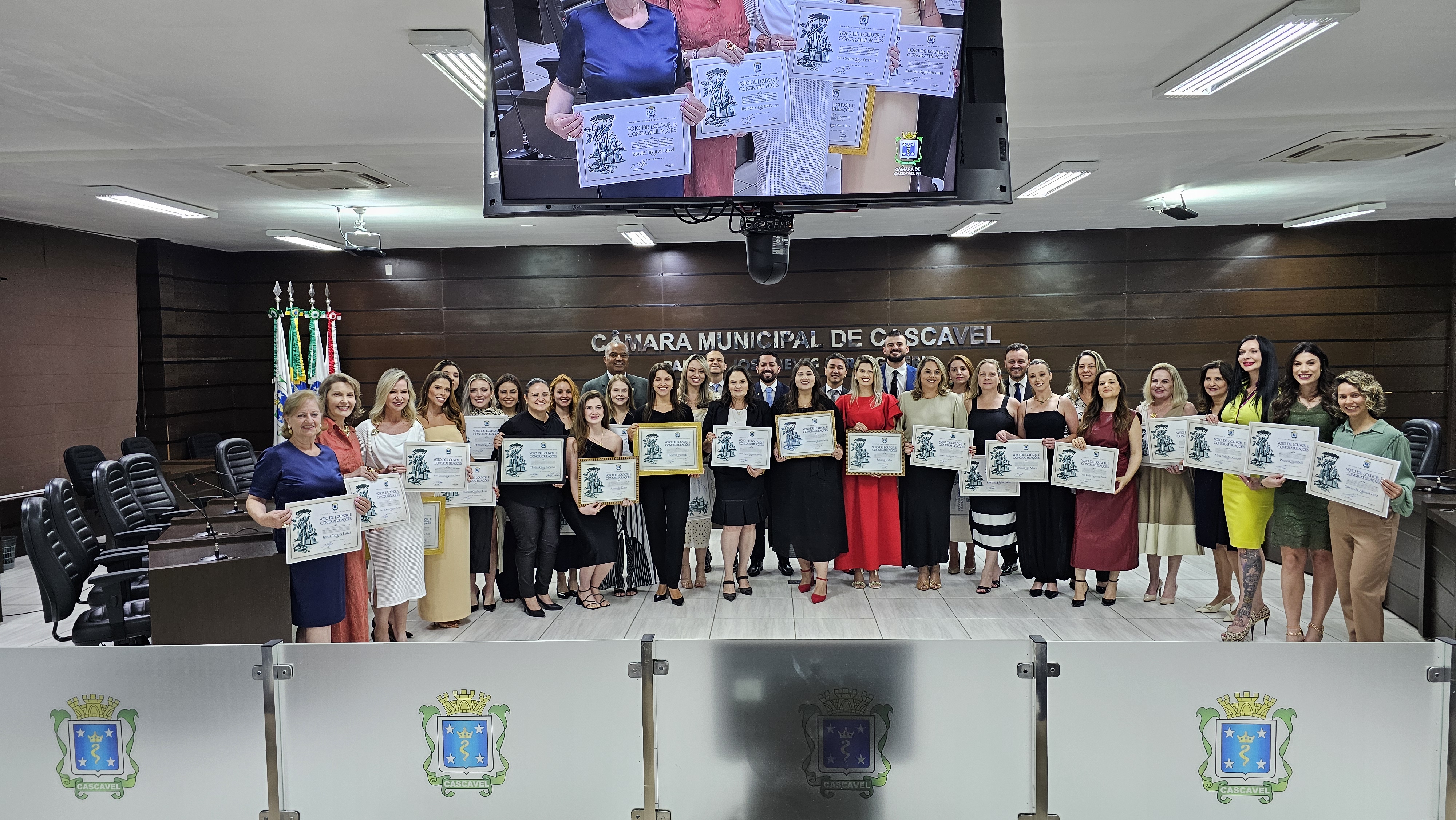 Homenageadas pelo Dia da Mulher Advogada posam para foto com os vereadores