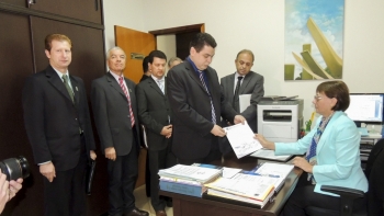 Vereadores protocolaram requerimento nesta manhã