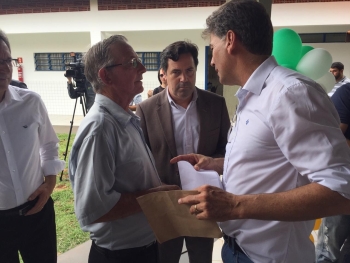 Paranhos, Alécio e o presidente da associação Áureo Smith comemoram a inauguração