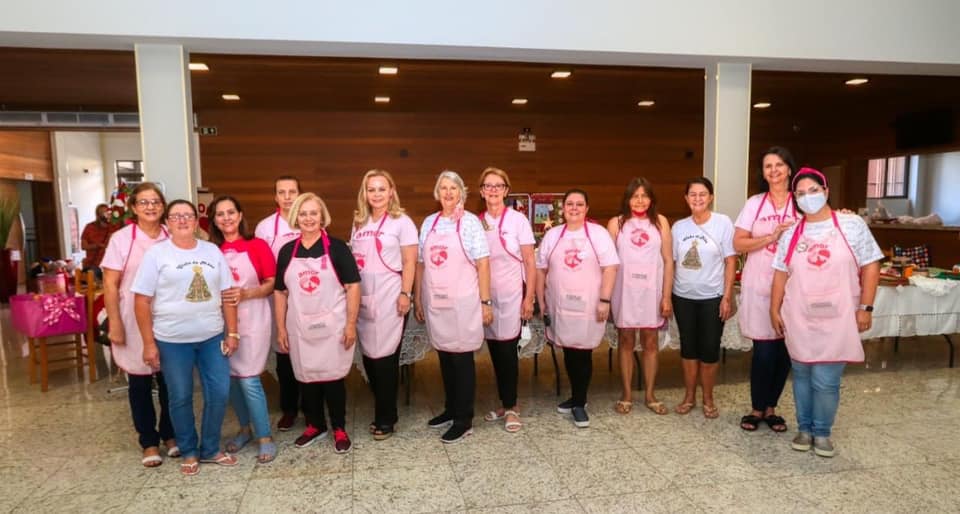 Equipe do Projeto Amor em Fios durante recente feira beneficente de Natal