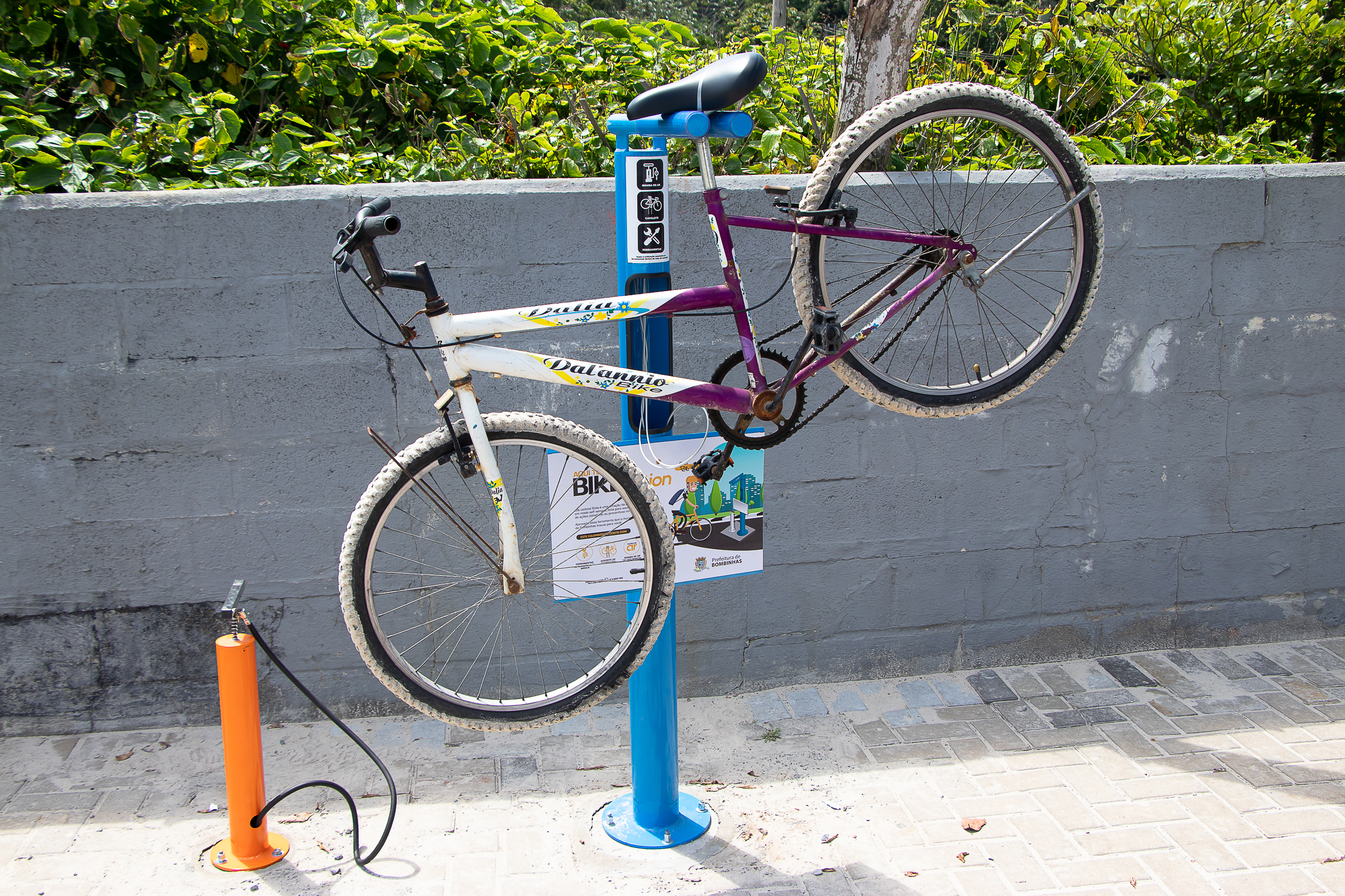 Equipamentos disponibilizados pela Prefeitura de Bombinhas/SC nas suas “Bike Stations”
