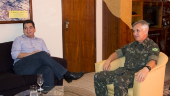 Presidente da Câmara, Gugu Bueno, com o general Altair José Polsin|Após dois anos em Cascavel, general Polsin vai para o Rio de Janeiro