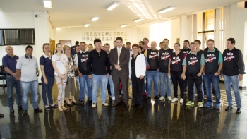 ​Presidente da Câmara, Gugu Bueno, com representantes de autoescolas