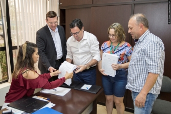 Alécio recebe a versão original da LOA entregue pelo secretário Zorek (esq.), acompanhado do vereador Jaime Vasatta (dir.)