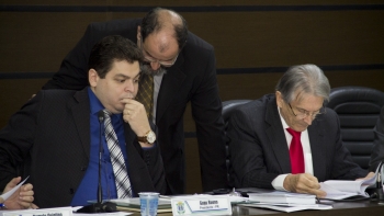 Gugu Bueno (esquerda) repassa o cargo de presidente a Frare (direita)