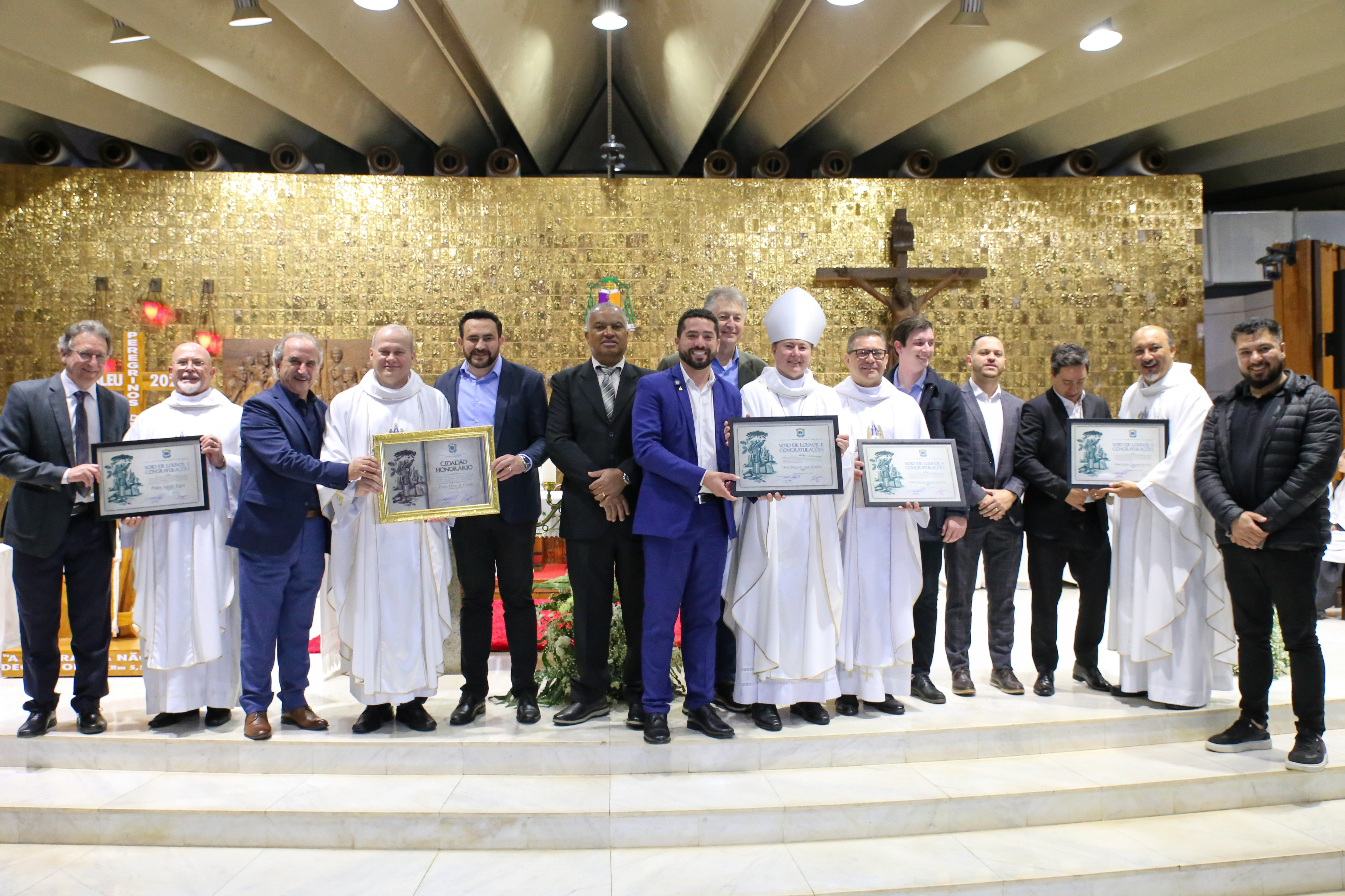 Dom Reginei e quatro padres recebem suas homenagens dos vereadores presentes