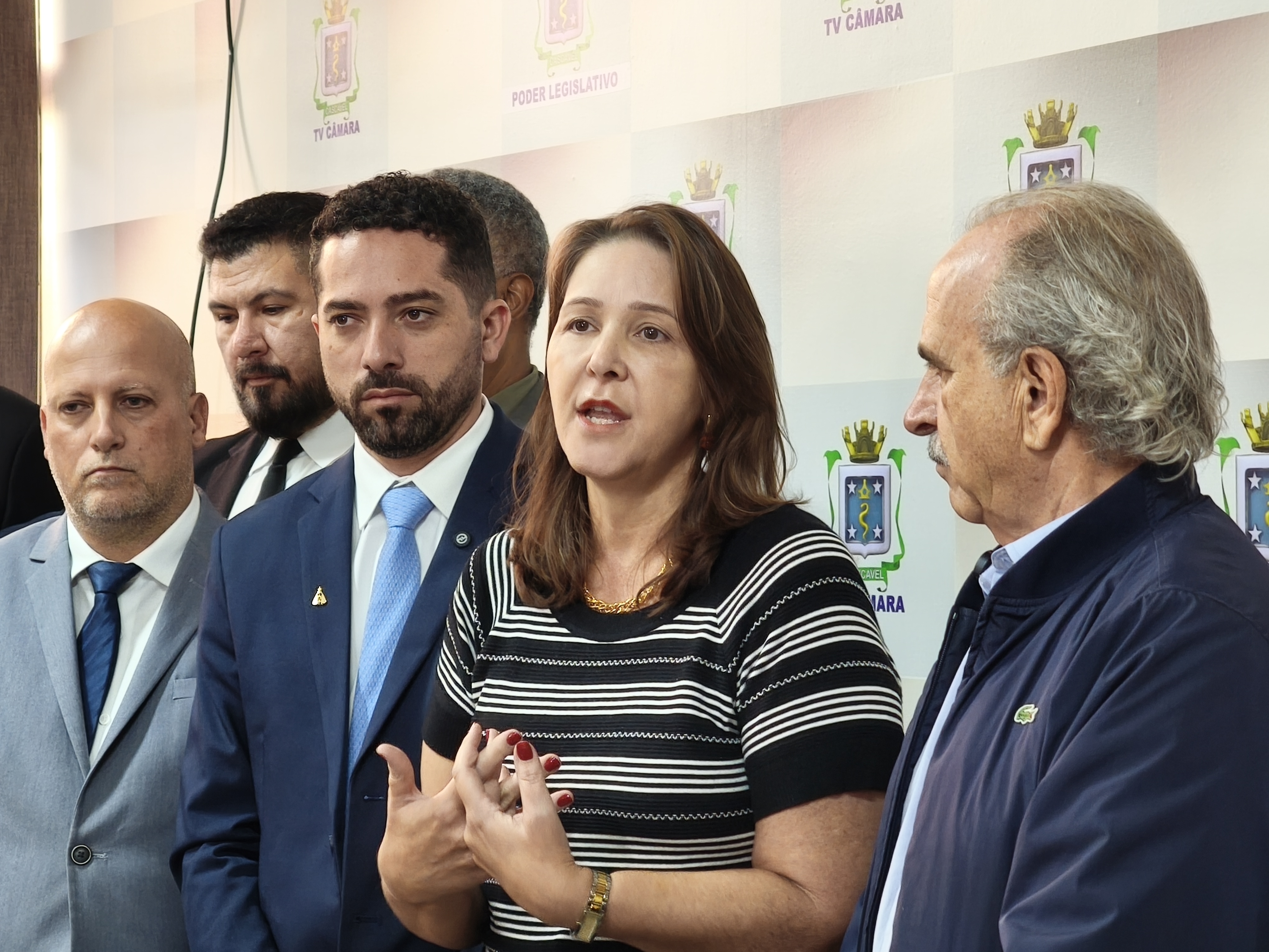 Presidente da Transitar Laura Rossi Leite explica o projeto, entre os chefes do Legislativo e do Executivo