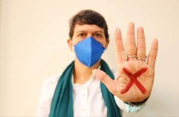 Professora Liliam mostra o Sinal Vermelho que as mulheres vítimas de violência devem usar para pedir ajuda