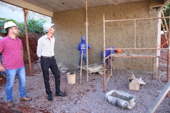 O presidente da Comissão de Educação vistoria a execução da obra, acompanhado do engenheiro da construtora