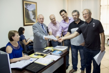 Capelão protocolou o projeto ao lado do presidente da Associação dos Ciclistas, Valdir da Luz Barcelos e outros entusiastas