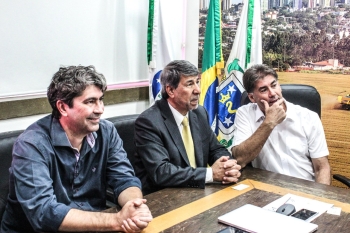 Embaixador da Palestina no Brasil, Ibrahim Alzeben, em visita ao gabinete do prefeito Paranhos.