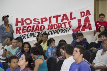 Com faixas, população manifestou o desejo de antecipar a obra do Hospital Municipal