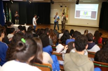 O presidente Alécio Espínola e o vereador Policial Madril falaram aos estudantes na abertura do evento