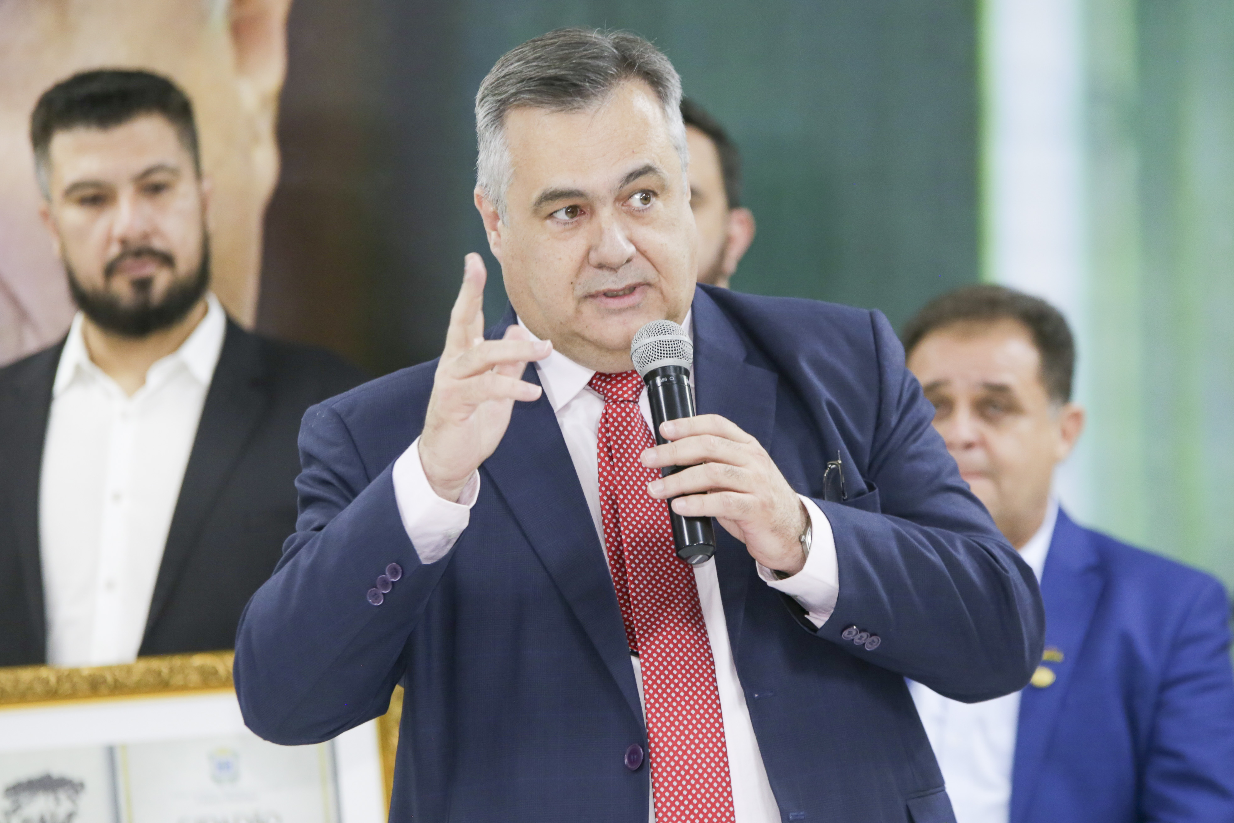Beto Preto fala em seu discurso de agradecimento pela homenagem da Câmara