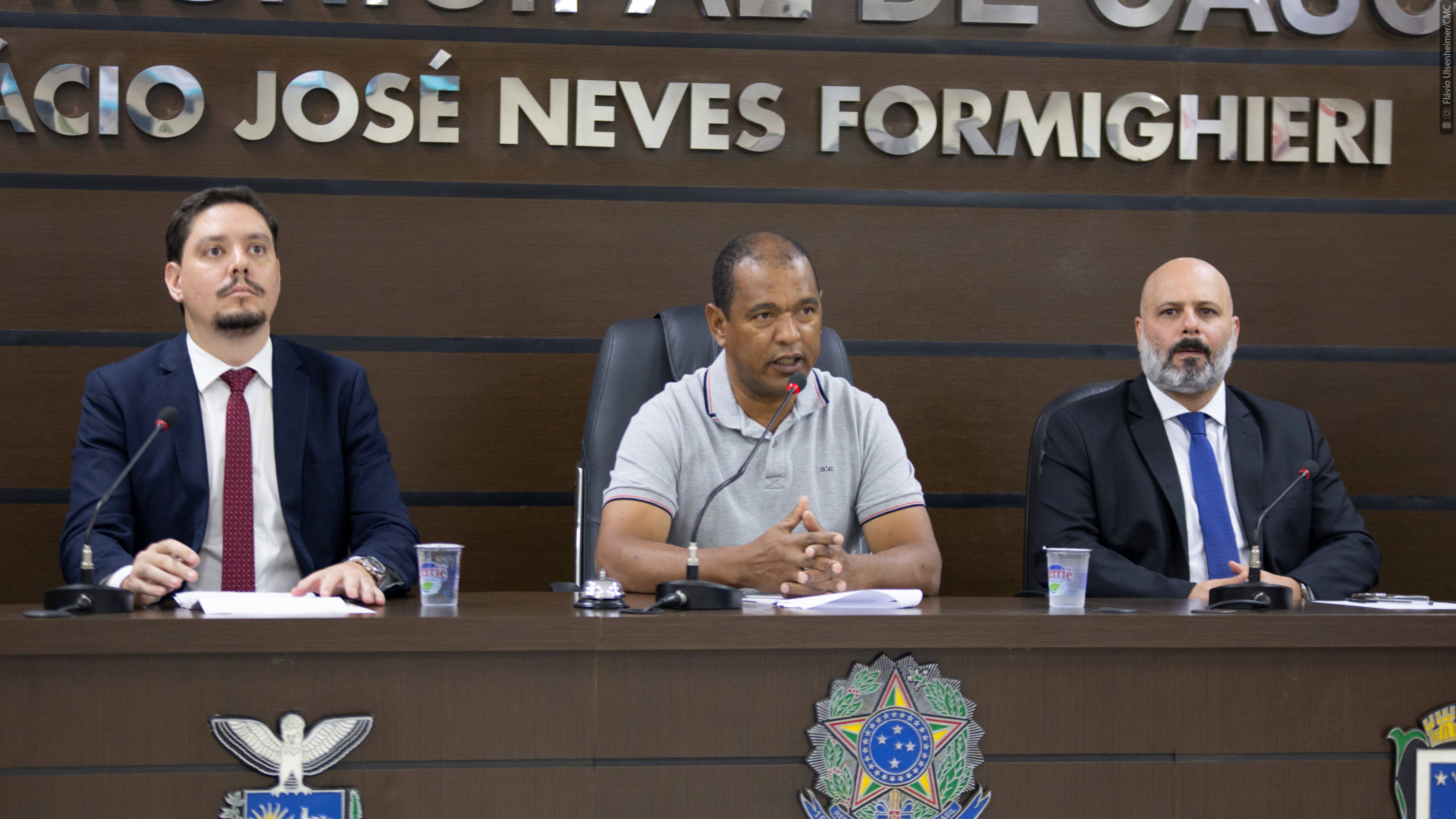 O vereador Policial Madril, entre os promotores Guilherme Rezende (esq.) e Alex Fadel (dir.)