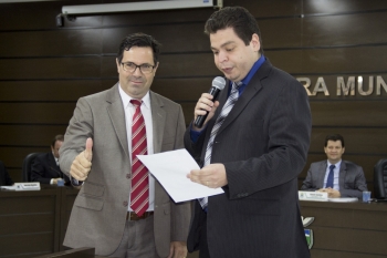 Presidente deu posse ao novo vereador antes da sessão